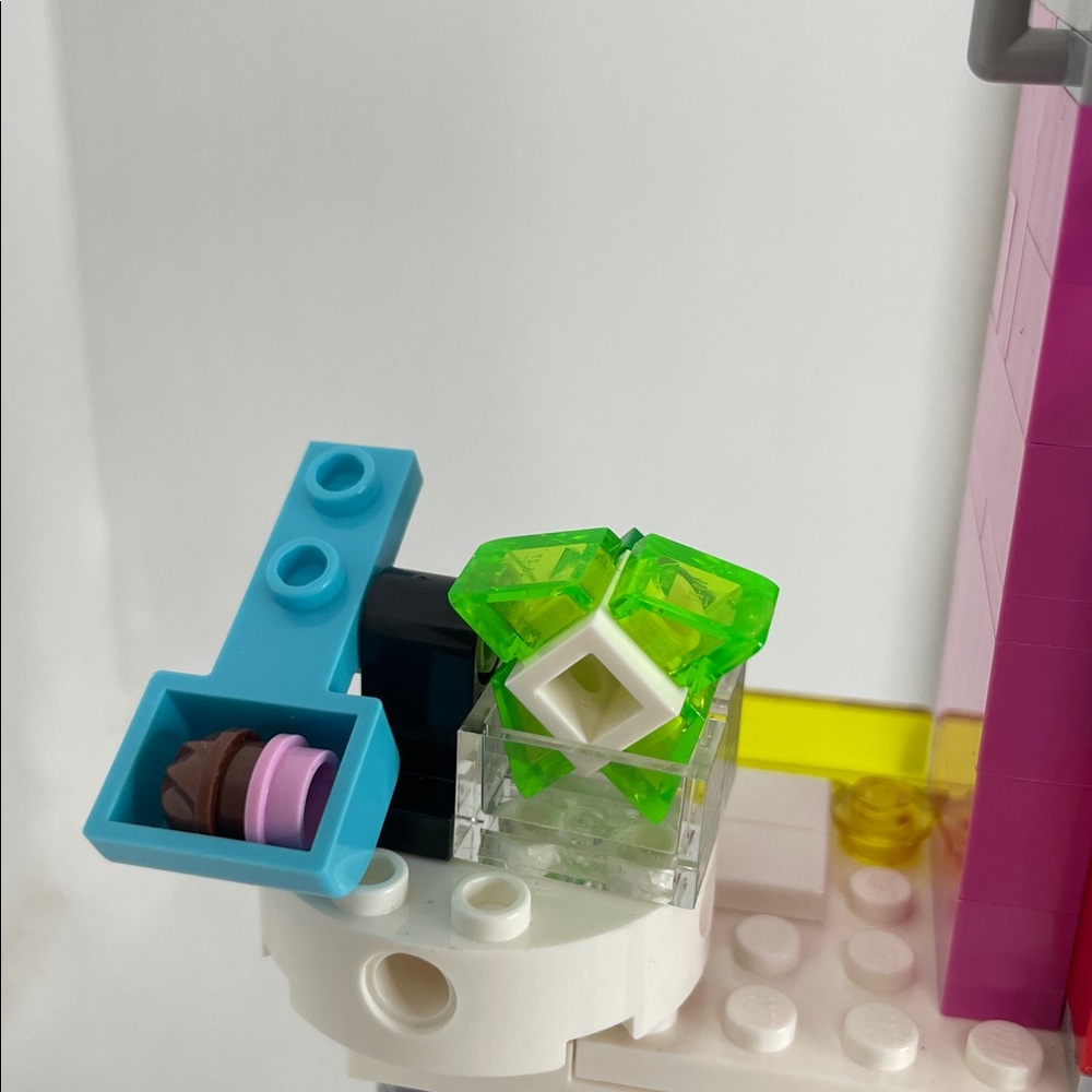 Lego Super Hero Girls Cafe Escape Playset  41231 - Picture 6 of 10